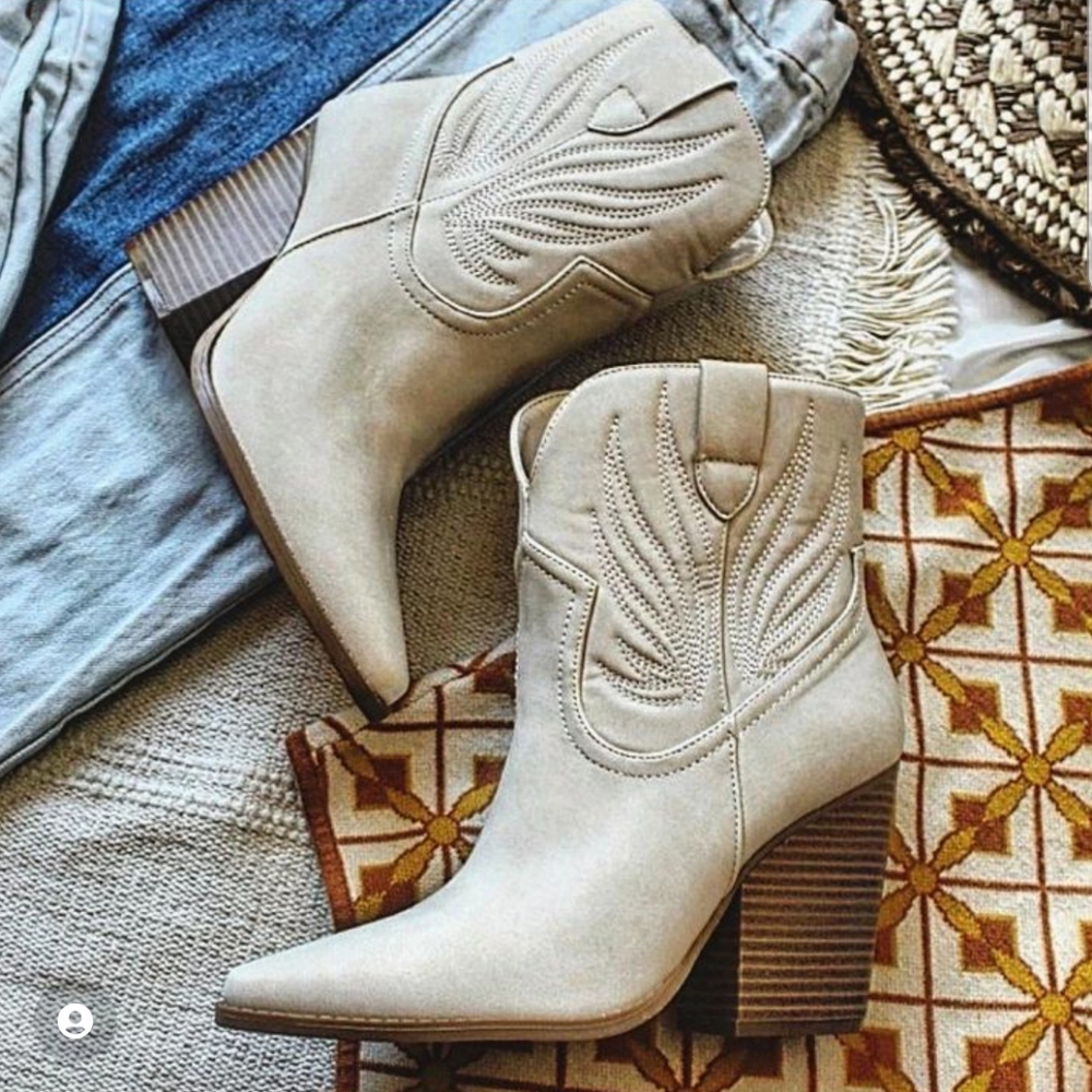 🆕The kelz// Beige western style boot vegan soft leather